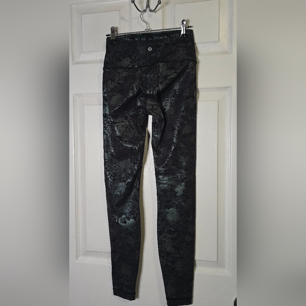 Lululemon Wunder Under HR in Florish Black Iridescent Foil 28" - Picture 6 of 12